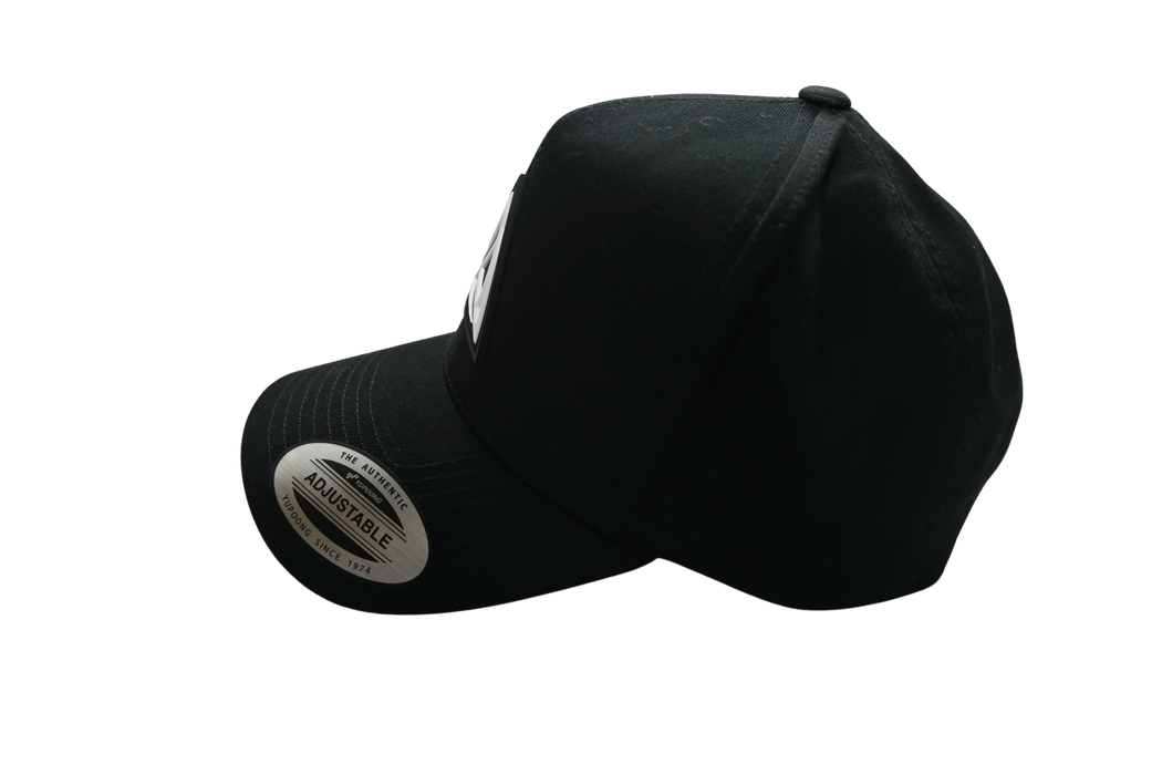 BE1U classic cap with logo in black side view